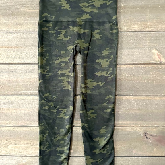 SPANX LOOK AT ME NOW CAMO LEGGINGS. Size Large - Picture 2 of 3